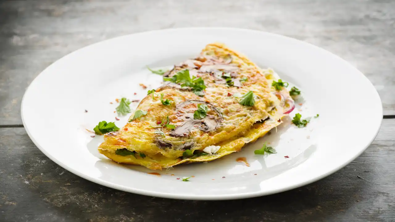 Comece bem o dia e faça uma saciante omelete com salmão fumado