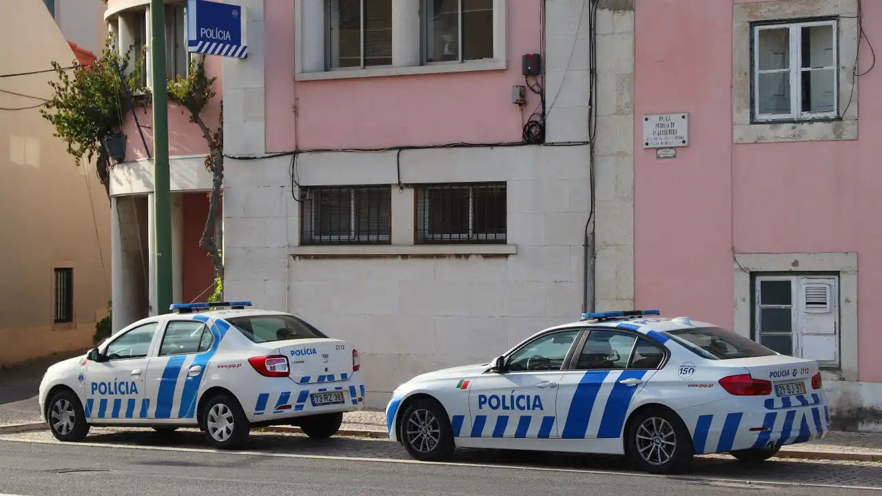 Polícia agredido enquanto socorre vítima de violência doméstica na Nazaré