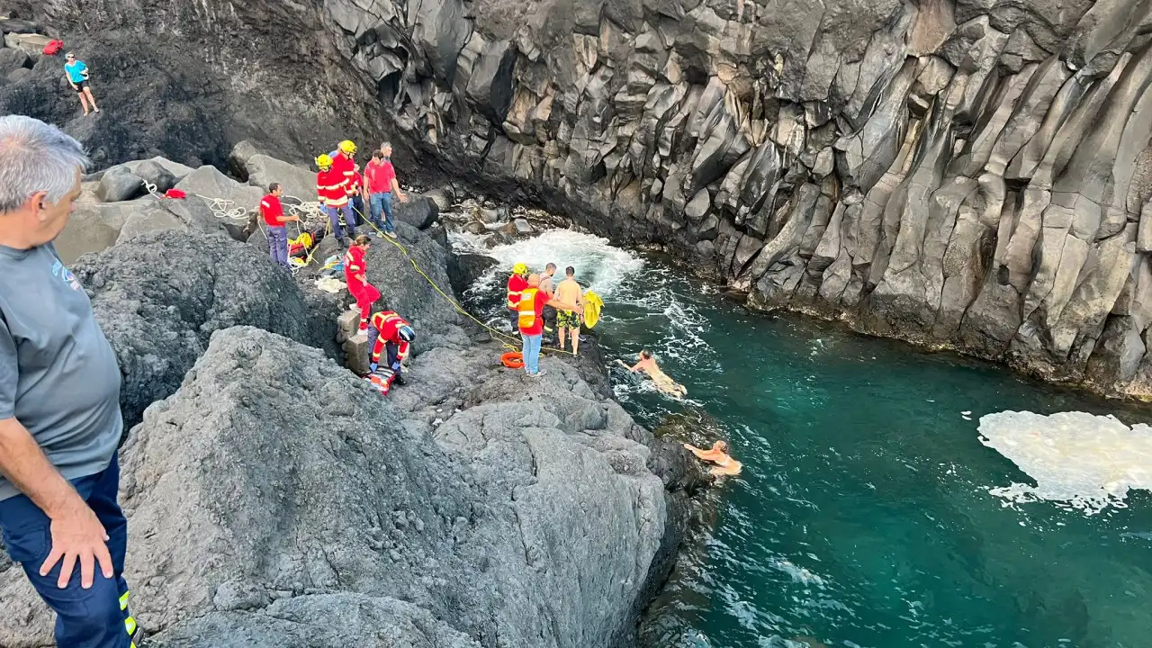 Açores. Estrangeiros resgatados após serem arrastados por forte corrente