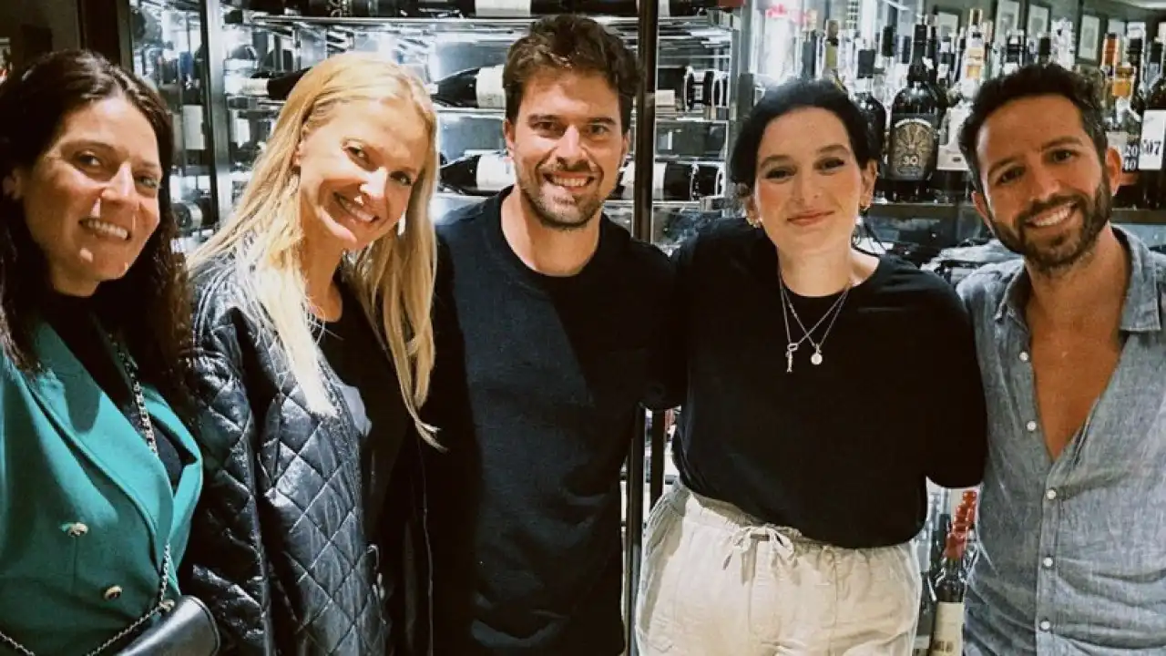 Cristina Ferreira em noite de teatro e jantar com namorado e amigos