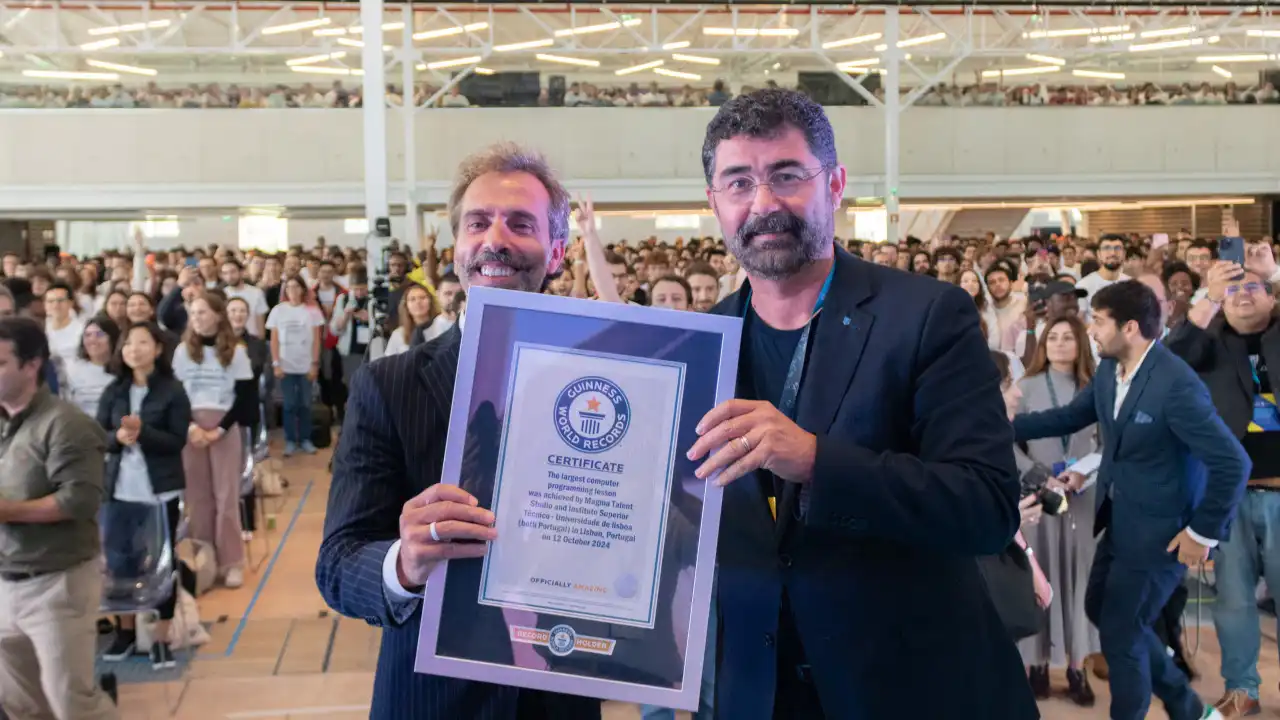 Milhares participam em aula de programação para entrar no Guinness