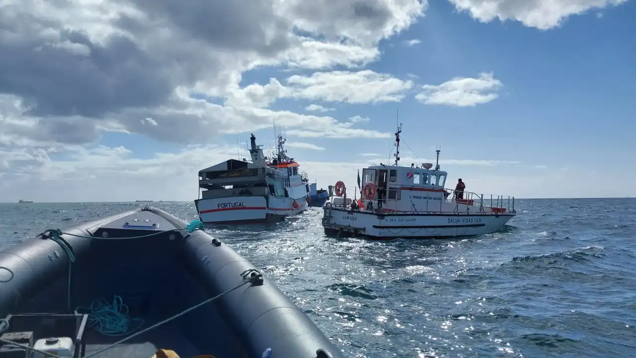 Embarcação de pesca auxiliada em Sines após "entrada de água a bordo"