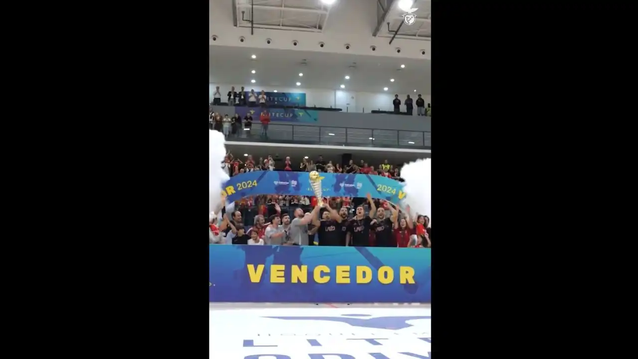 O momento em que os jogadores do Benfica erguem o troféu da Elite Cup