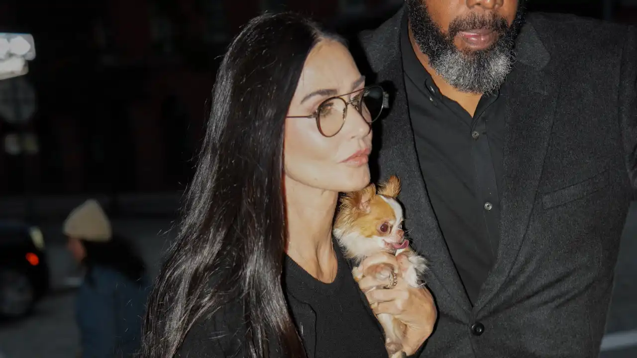 Demi Moore com look minimalista e na companhia do patudo