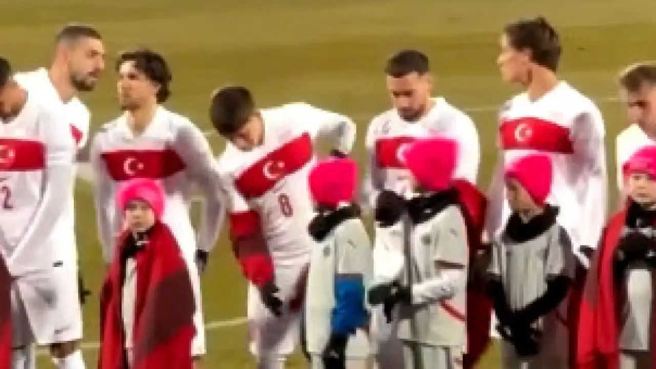 Gesto de Kokçu e Akturkoglu com crianças conquista Turquia (e não só)