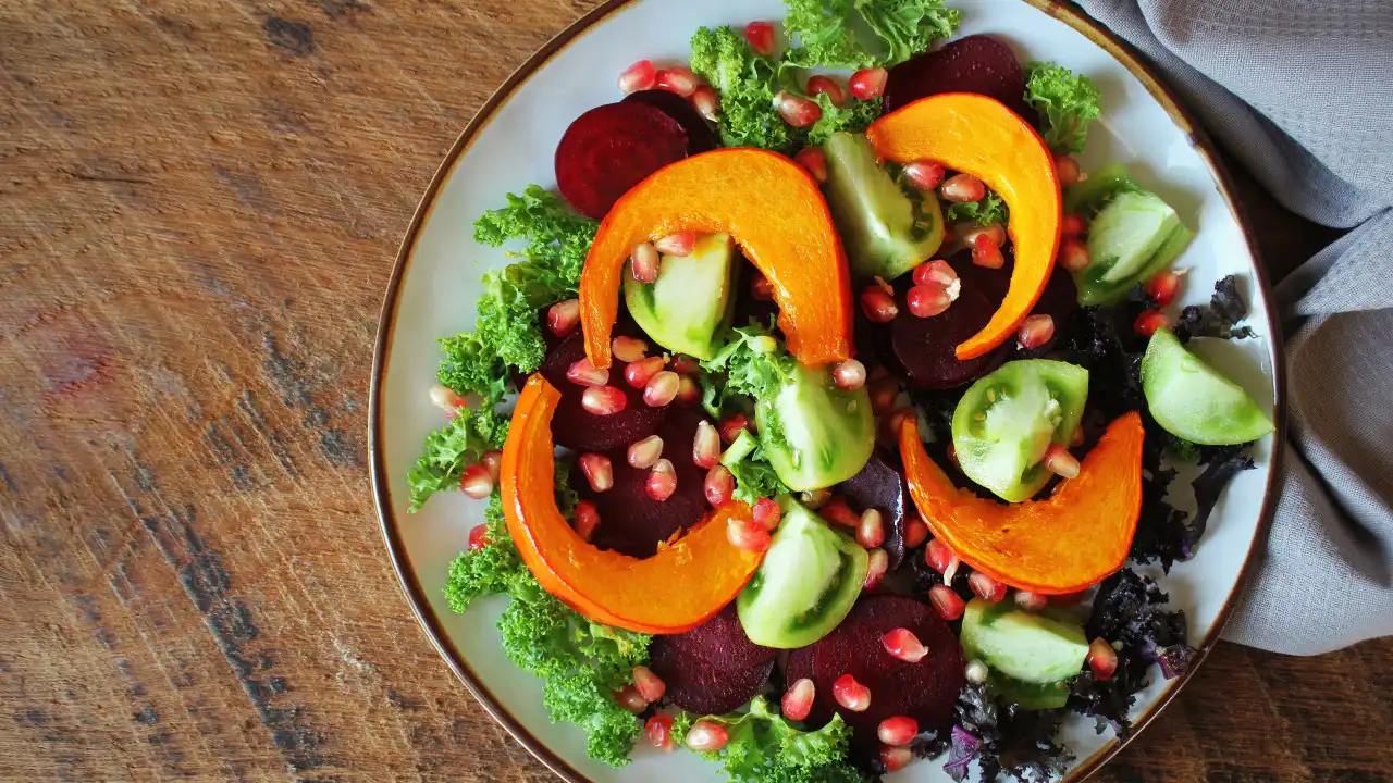 Se quer um almoço rápido, prepare esta salada de abóbora e couve kale