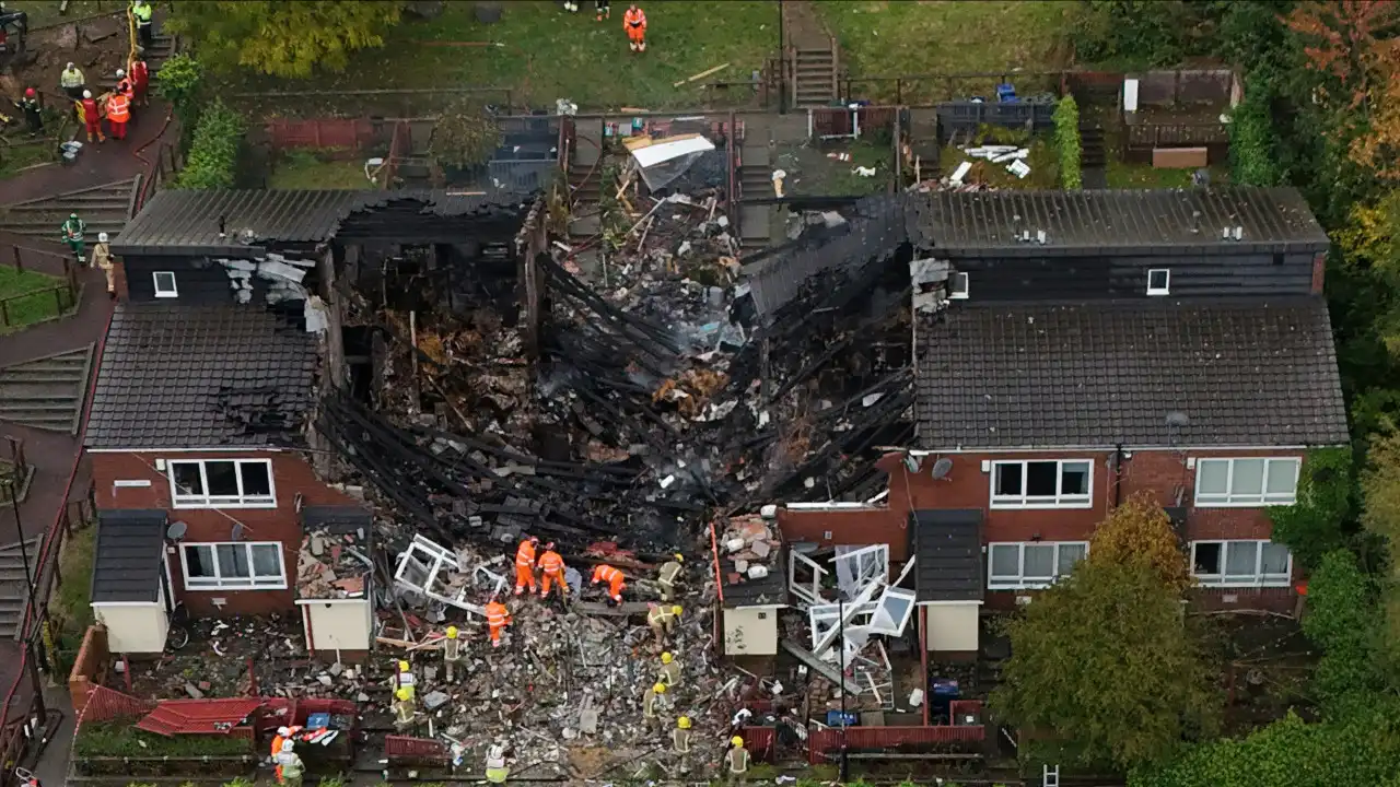 Explosão mata criança, faz seis feridos e destrói três casas em Newcastle