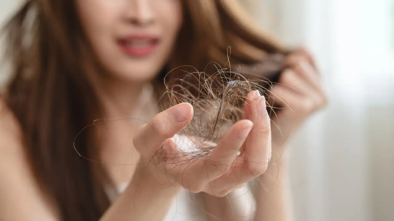 Queda de cabelo? O melhor é ter cuidado com os produtos que usa