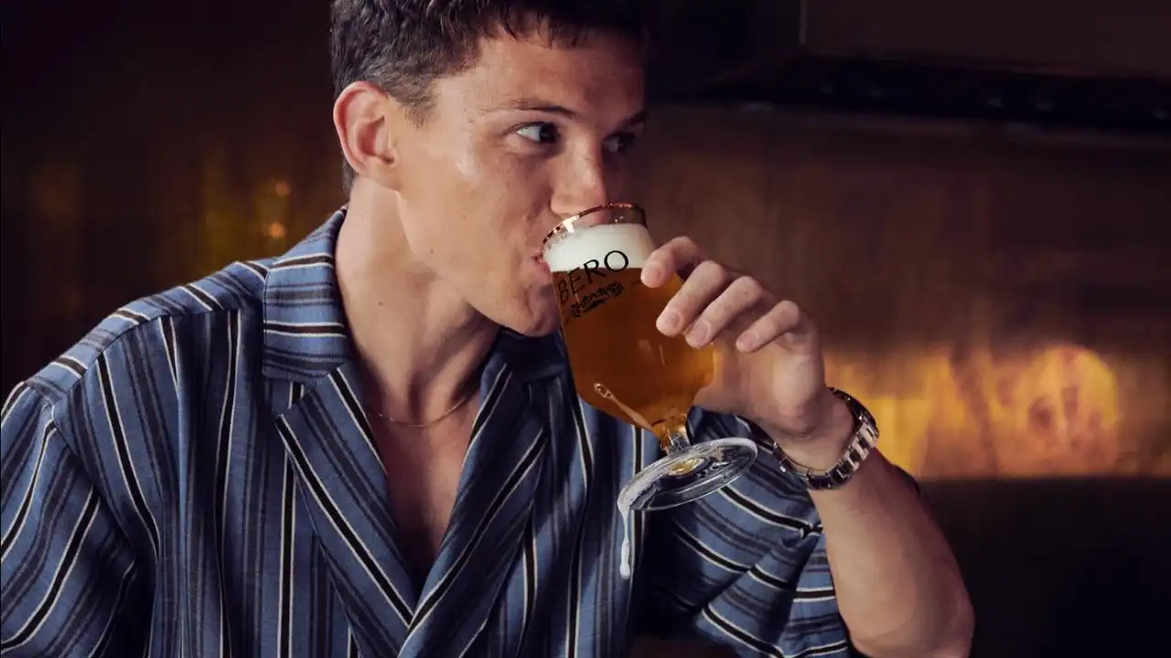 Tom Holland celebra a sua sobriedade e cria marca de cerveja sem álcool