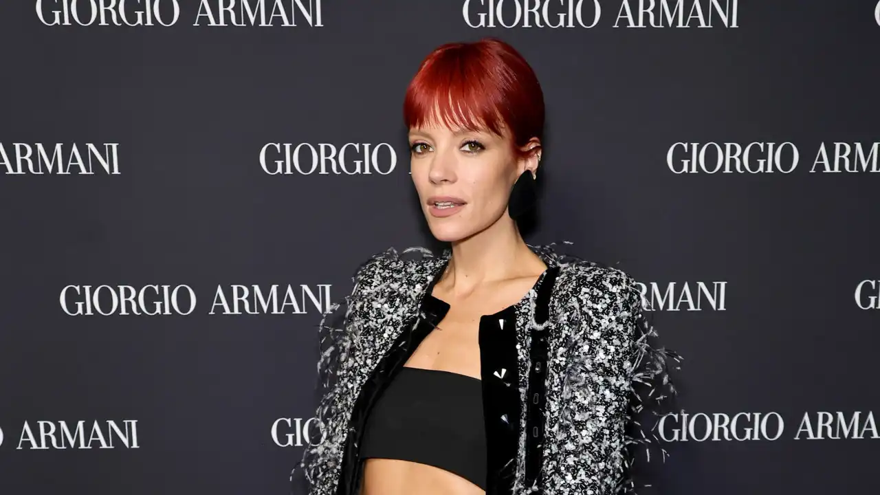 Com o cabelo vermelho, o look de Lily Allen para desfile