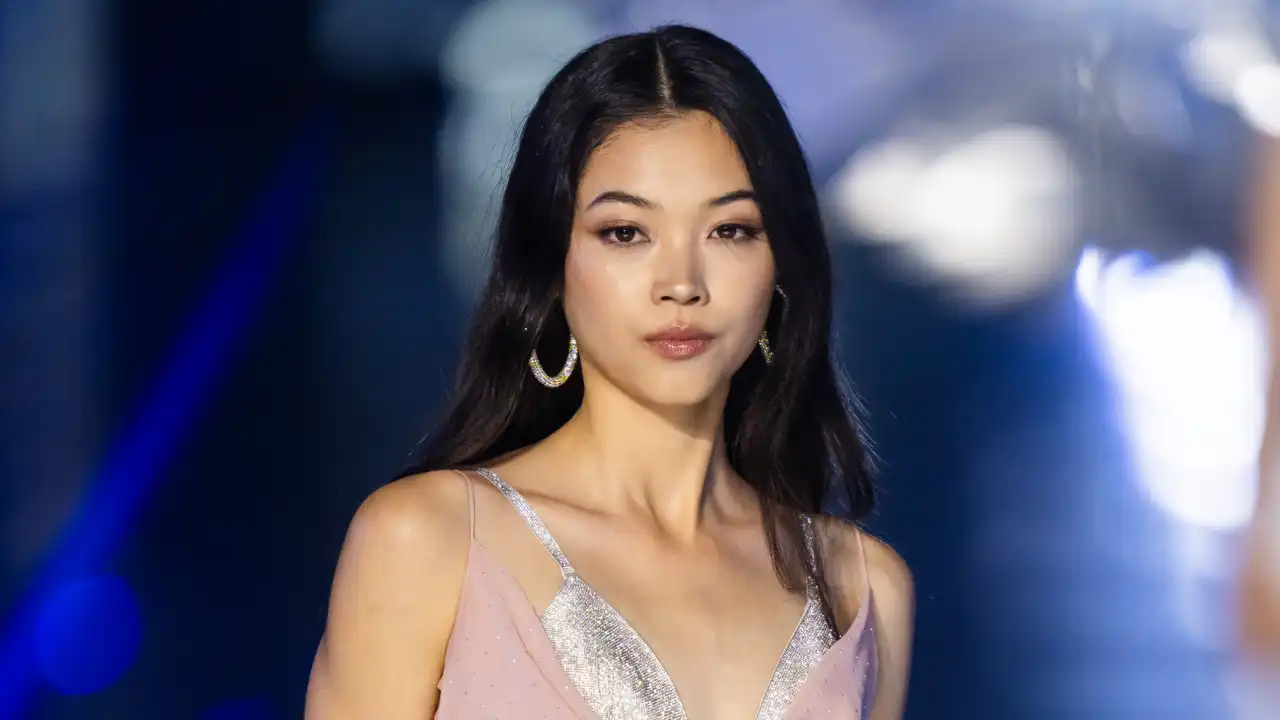 The “There Aren't Many Friends” face at the Victoria's Secret Fashion Show? The model reacts