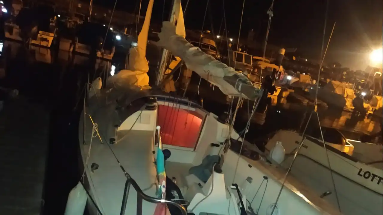 Cinco pessoas em veleiro à deriva auxiliadas ao largo de Oeiras