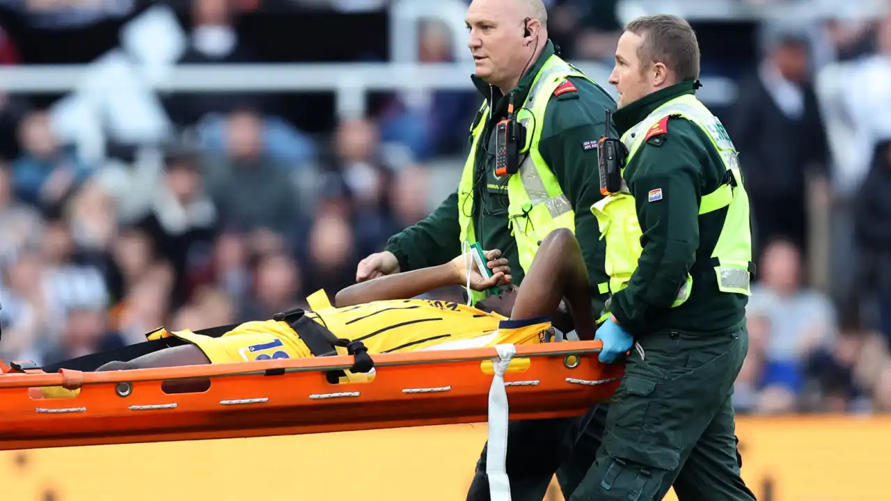 Susto. Danny Welbeck deixa relvado de maca enquanto recebe oxigénio