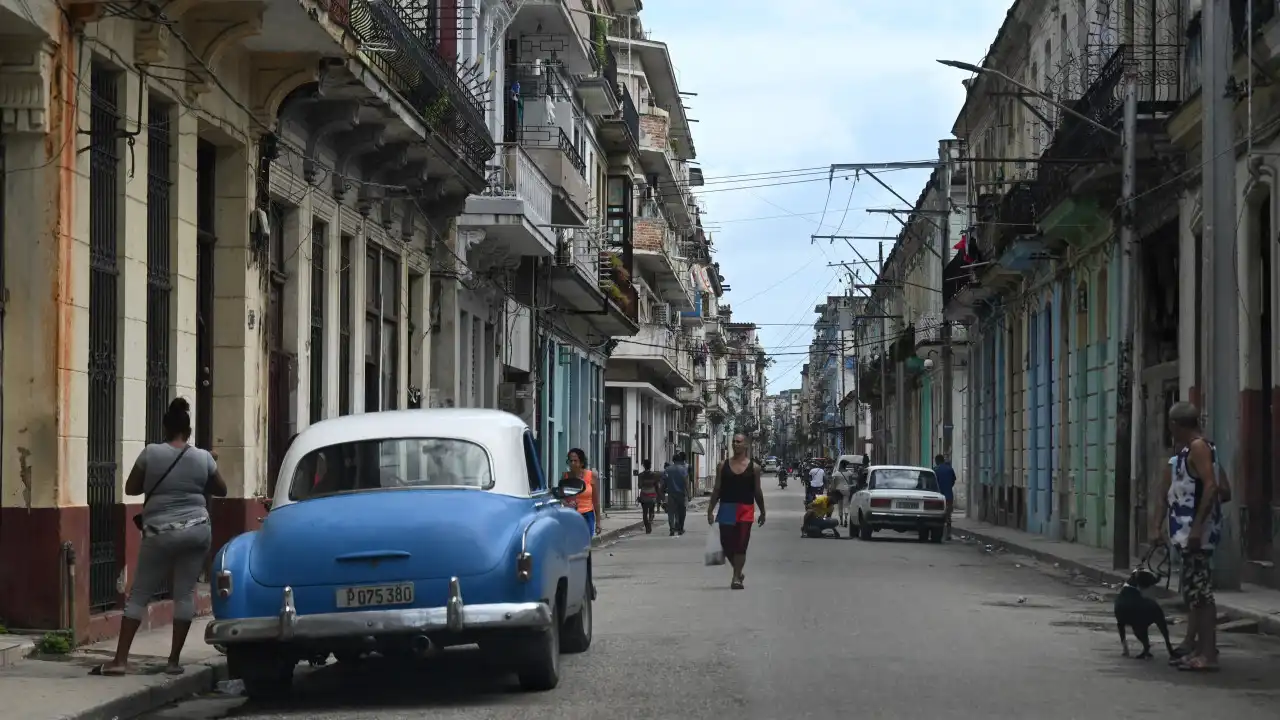 Cuba suspende atividades não essenciais devido a apagão e furacão Óscar