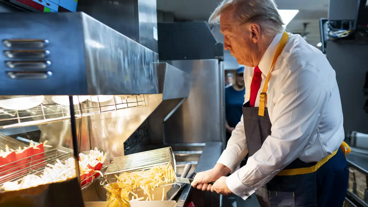 Prometeu e cumpriu. Trump trabalhou no McDonald's e há (muitas) imagens