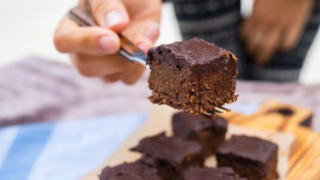 Brownie vegan de tâmaras e cacau. Saiba como fazer esta receita saudável