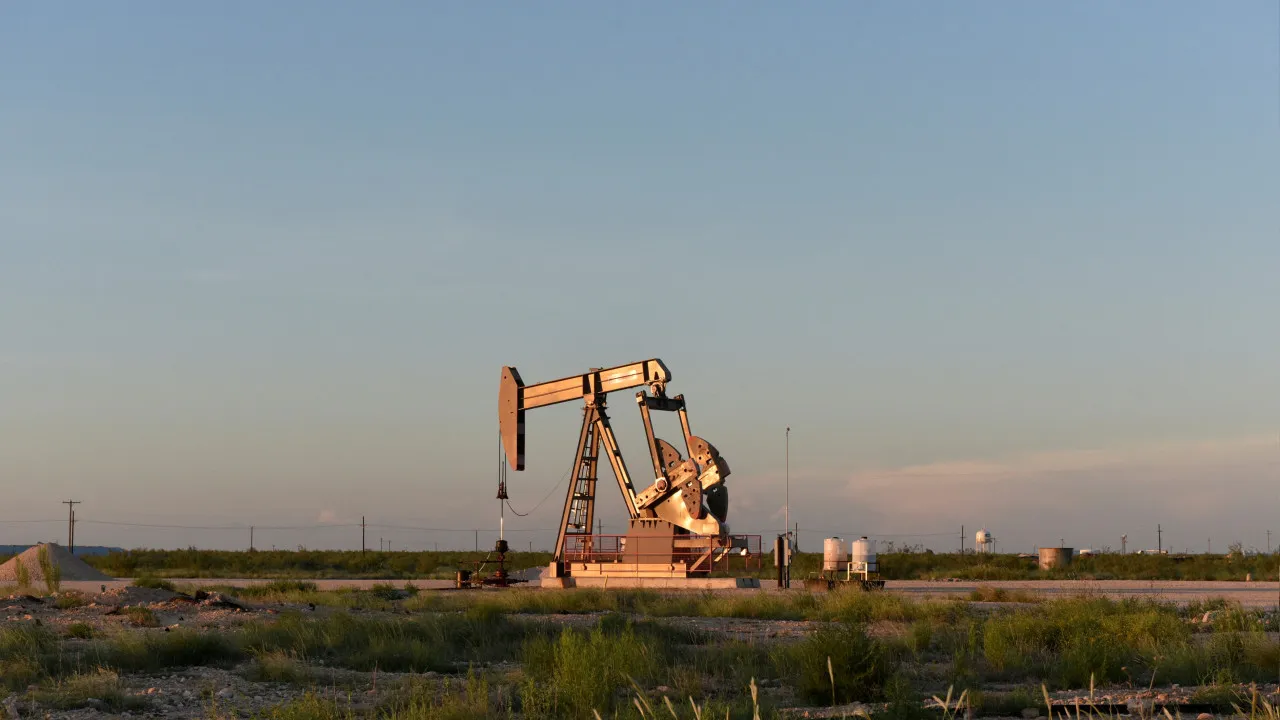 Brent sobe 3,9% após opep+ decidir aumentar produção em julho
