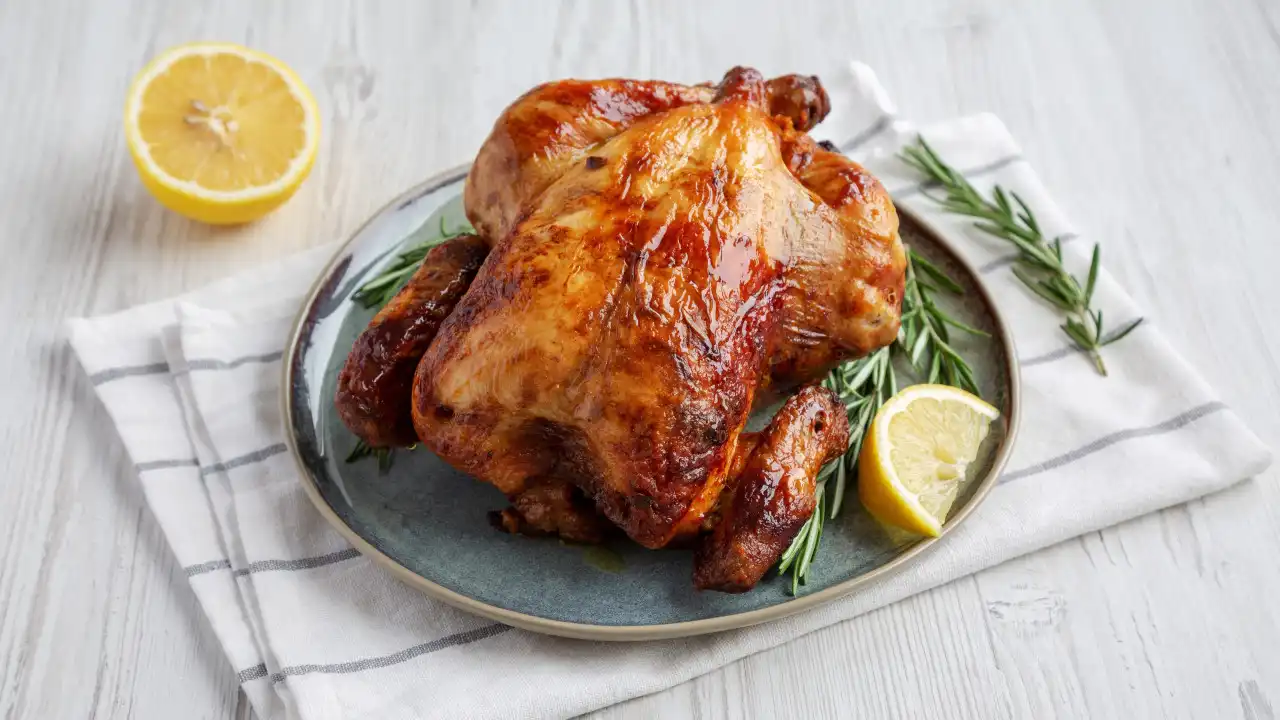 Ligue a 'air fryer' e siga esta receita de frango assado com limão