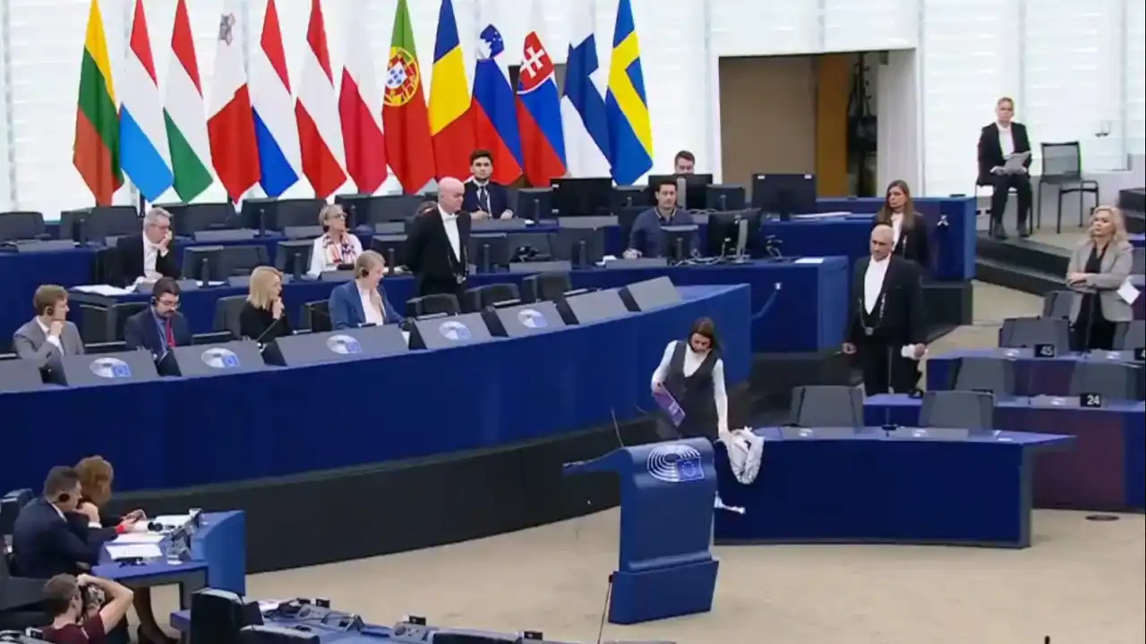 Eurodeputada espanhola obrigada a tirar 'keffiyeh' no Parlamento Europeu