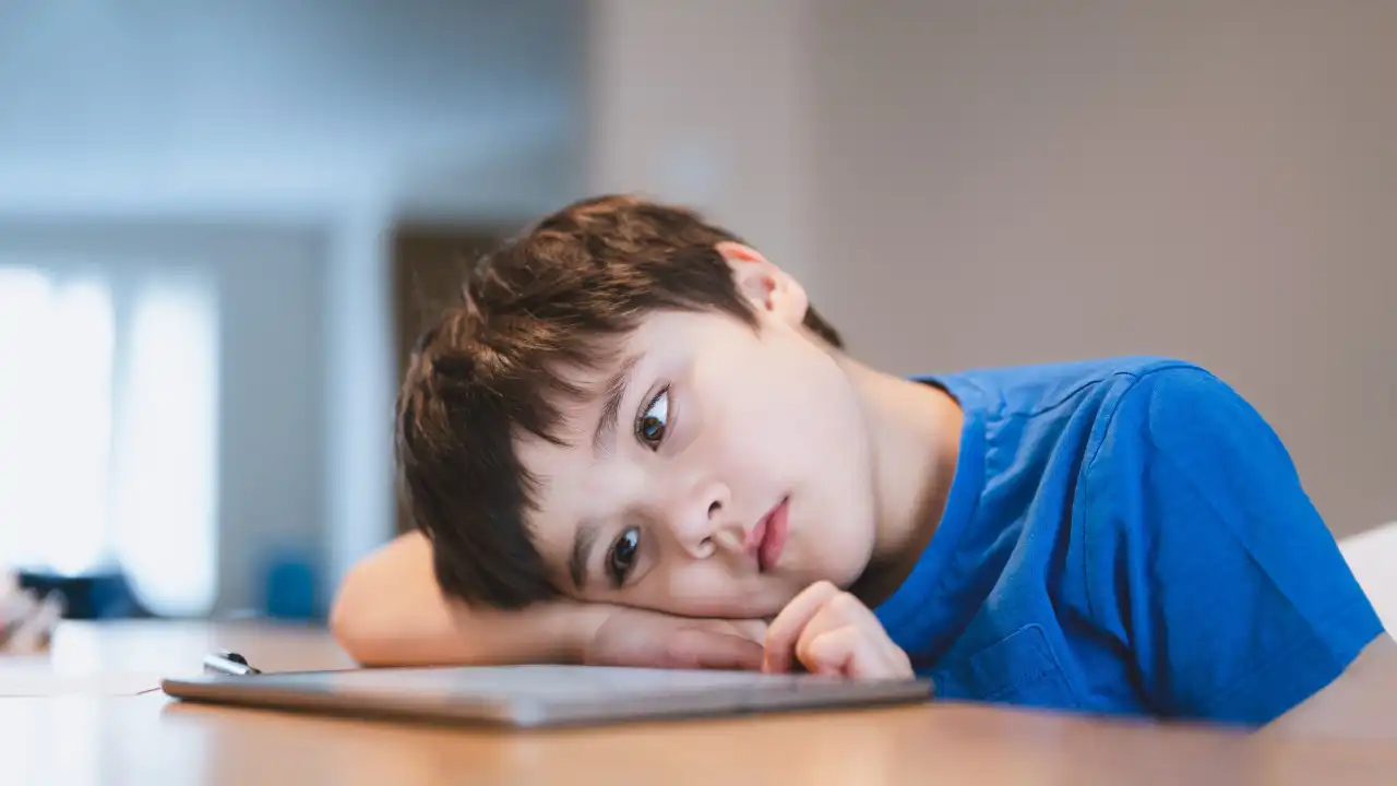 Saiba como a mudança de hora pode afetar os mais novos