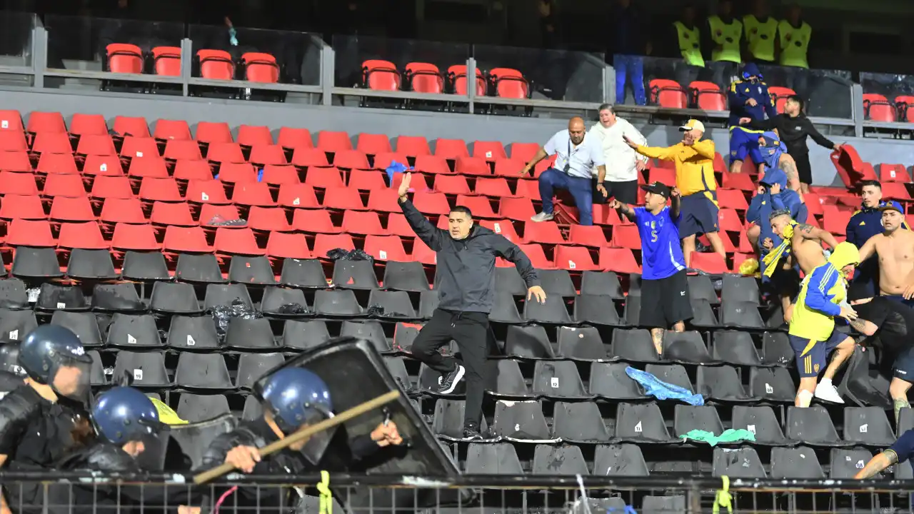 Confusão no Boca-Gimnasia. Riquelme meteu-se entre ultras e polícia