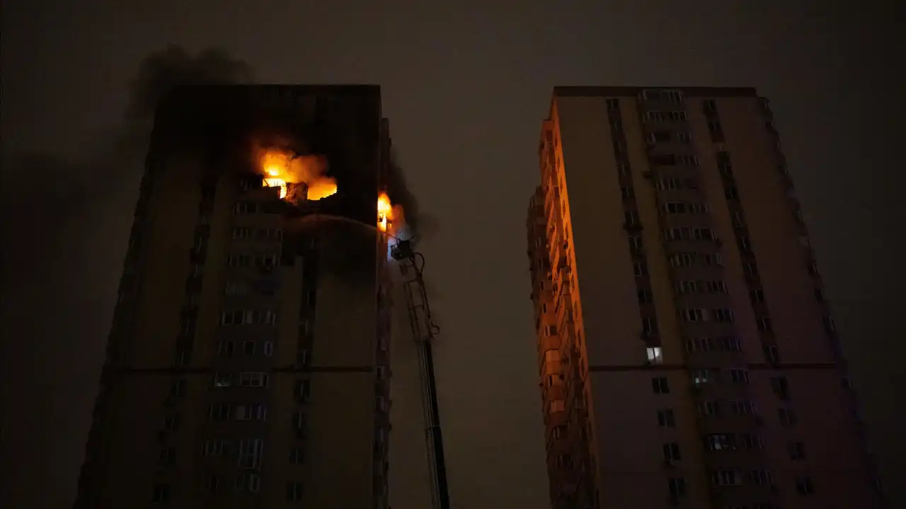 Ataque com drone russo atinge edifício residencial em Kyiv e faz um morto