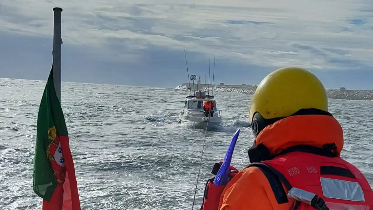 Aveiro. Marinha apoia resgate de 2 pessoas a bordo de embarcação avariada