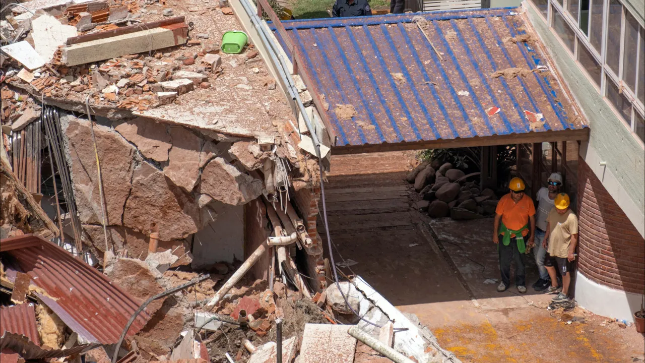 Imagens de drone mostram destroços do desabamento de hotel na Argentina