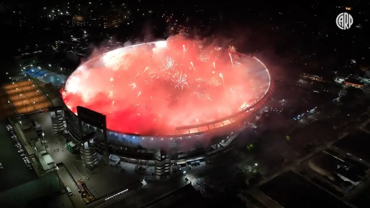 Estádio do River Plate interditado após este espetáculo de pirotecnia