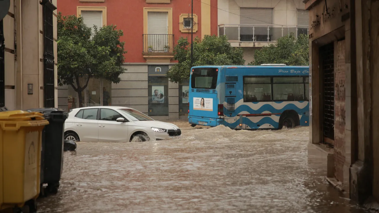 Dez pessoas resgatadas em casa inundada em Cádis, Espanha