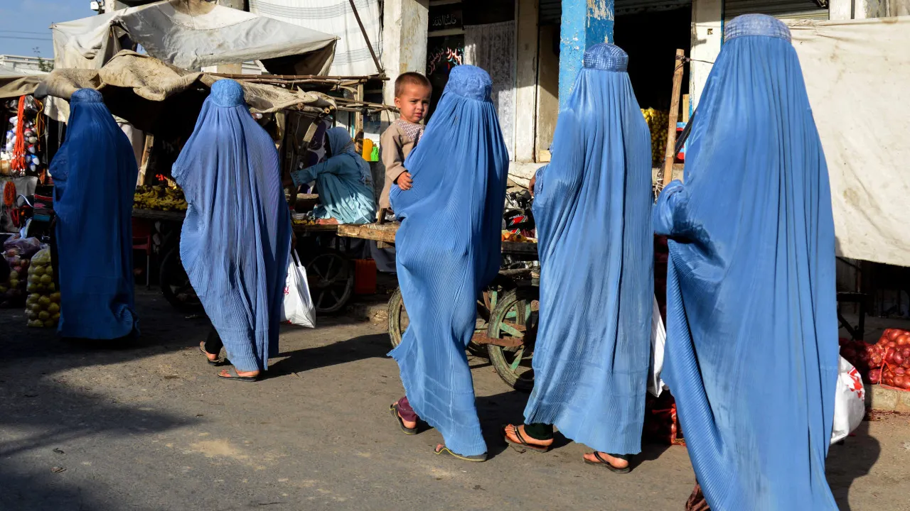 Talibãs calam (ainda mais) as mulheres. Nem se podem ouvir rezar entre si