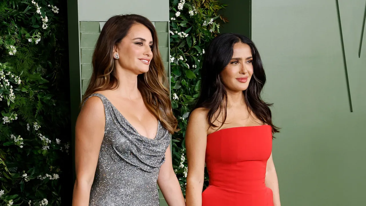 Penélope Cruz e Salma Hayek de mãos dadas na 'red carpet'