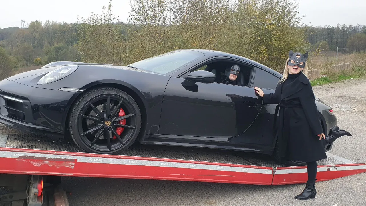 Casal vestido de Batman e Catwoman para Halloween apanhado a 200km/h