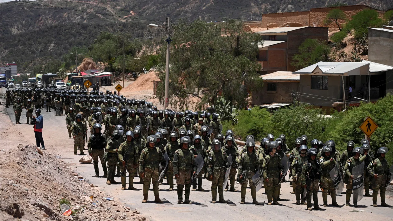 Apoiantes de Evo Morales fazem militares reféns na Bolívia