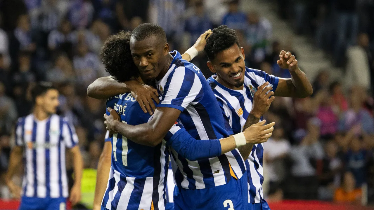 Vítor Bruno ergue 'blue wall' no FC Porto e iguala registo de Conceição