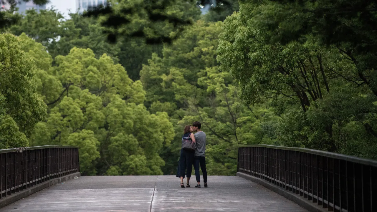 Desde 1974 que japoneses não dão 1.º beijo tão tarde (e há um risco)