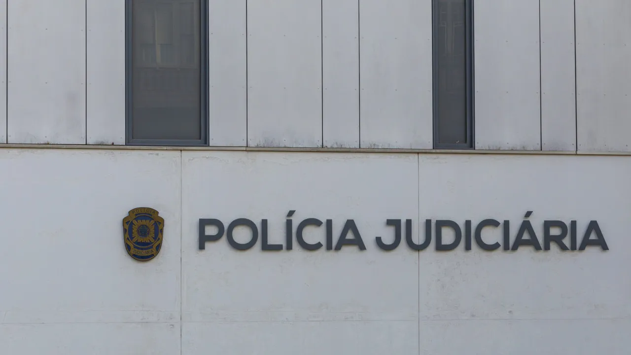 Homem detido por abusar de menina de 7 anos em aula. Pai denunciou à pj