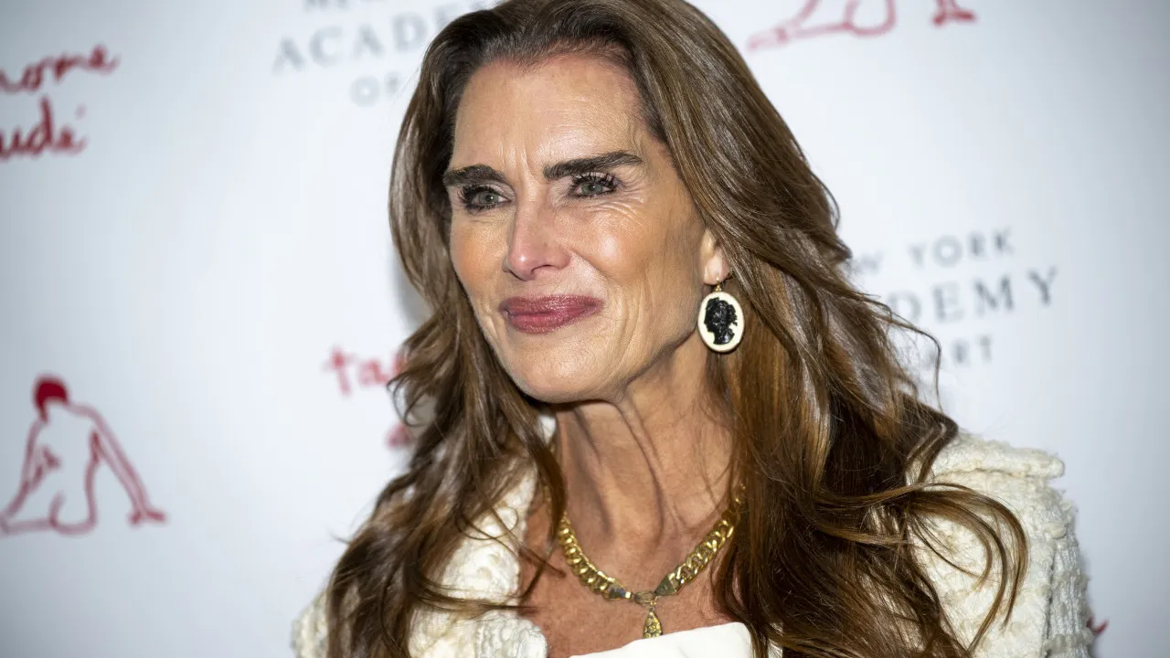 Brooke shields arrasa em biquíni aos 60 anos