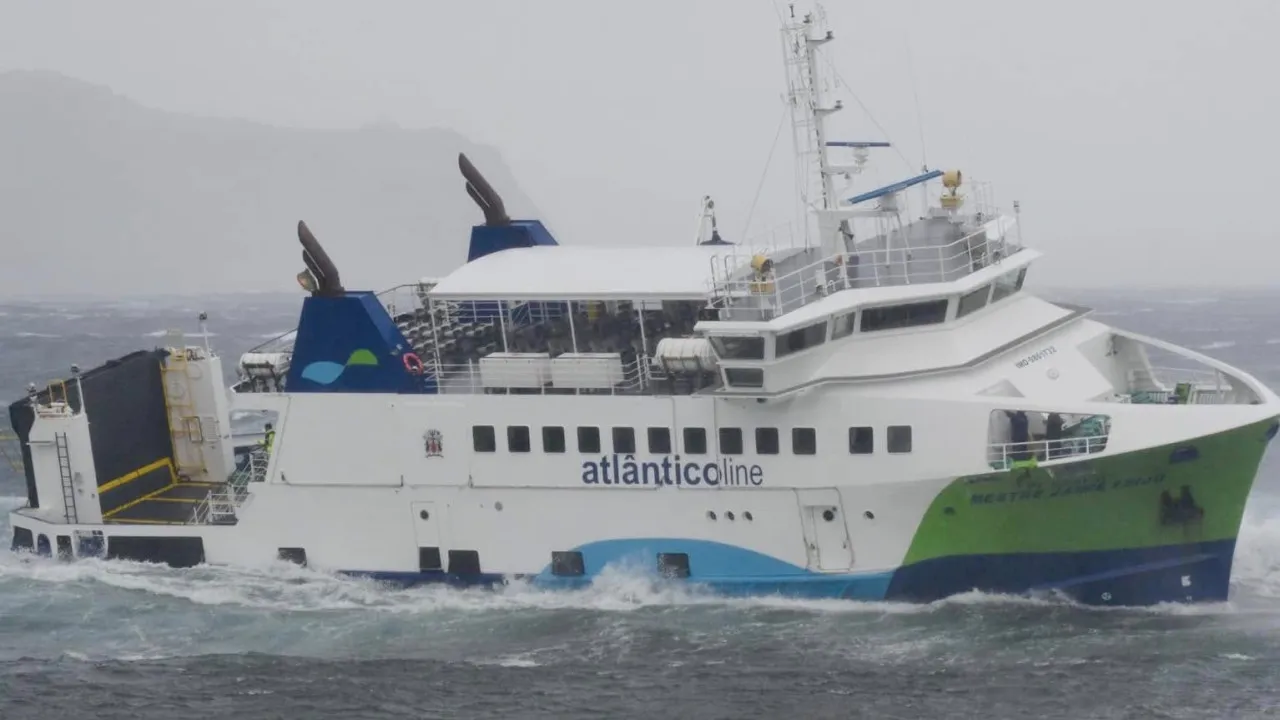 Barcos enfrentam ondas de vários metros nos Açores. Vídeos impressionam