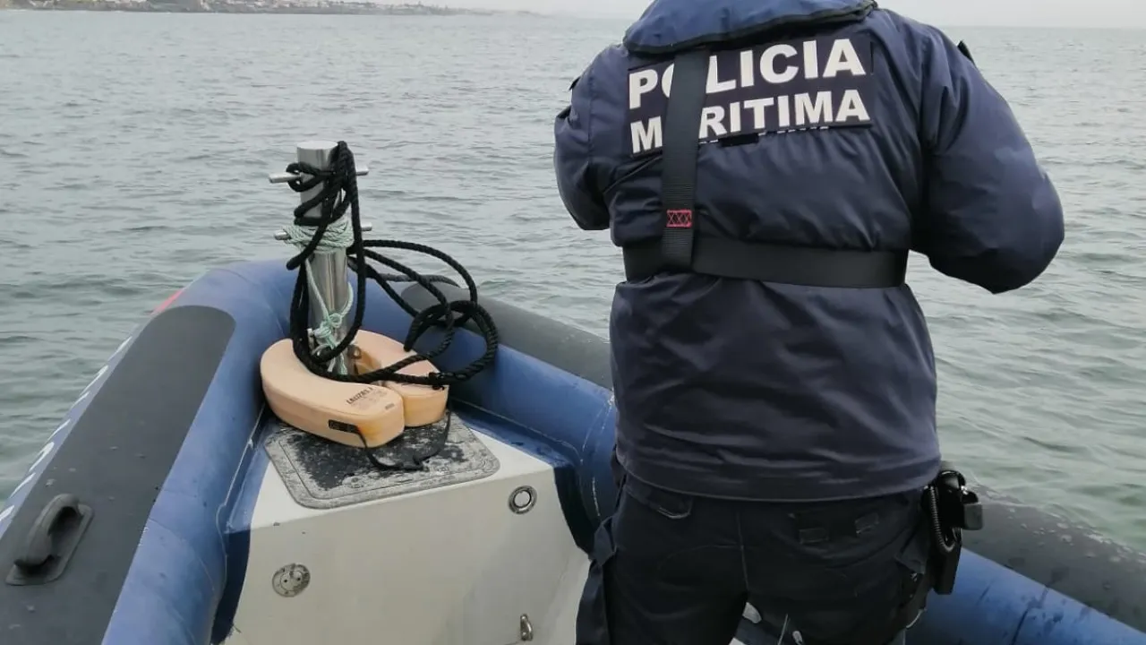 Embarcação de pesca vira-se no rio sorraia. Dois homens assistidos