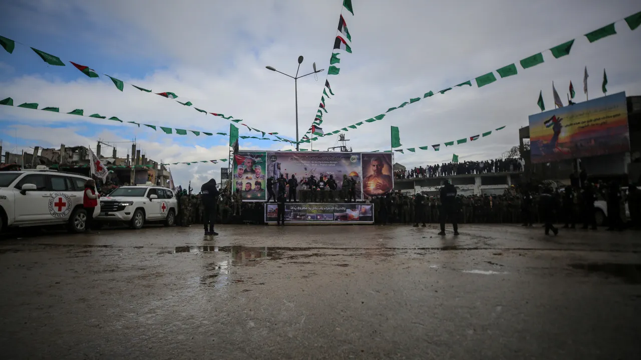 Libertados mais cinco reféns pelo Hamas. As imagens da cerimónia