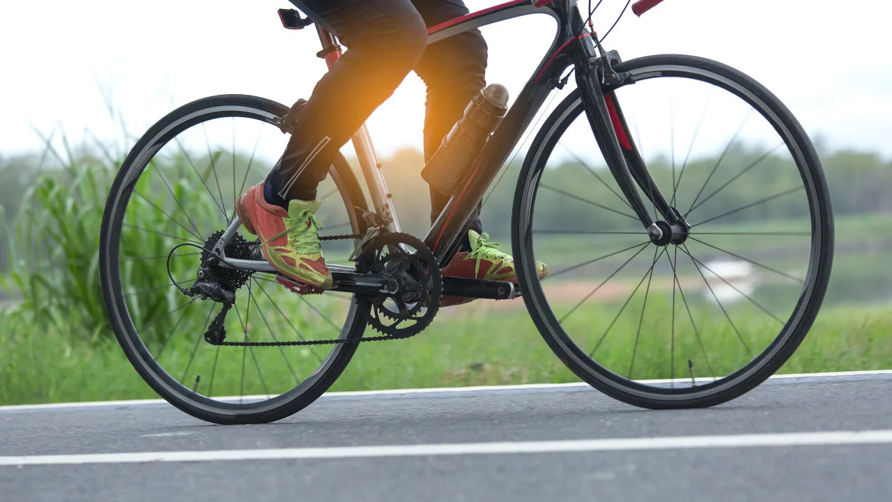 Tiago cação faz 'volta a portugal' para convencer a apostar na bicicleta