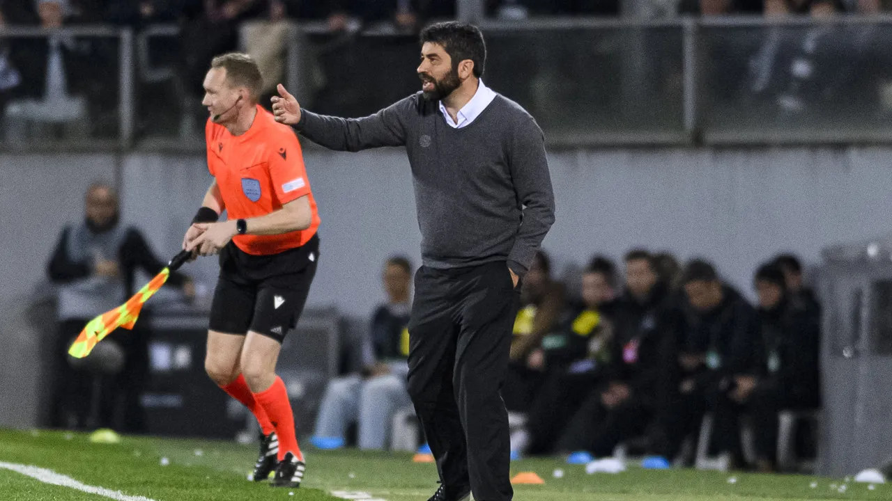 Oficial: vitória sc despede luís freire e explica-se