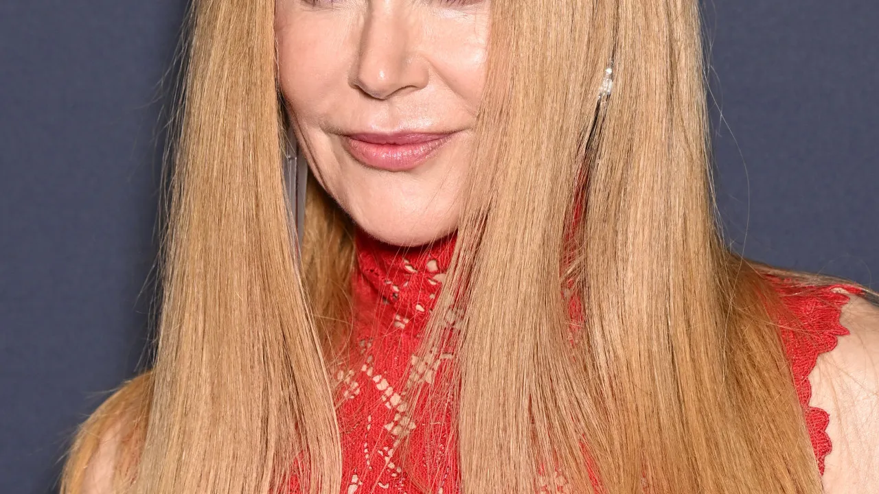 Nicole kidman tem 'descuido' em passadeira vermelha