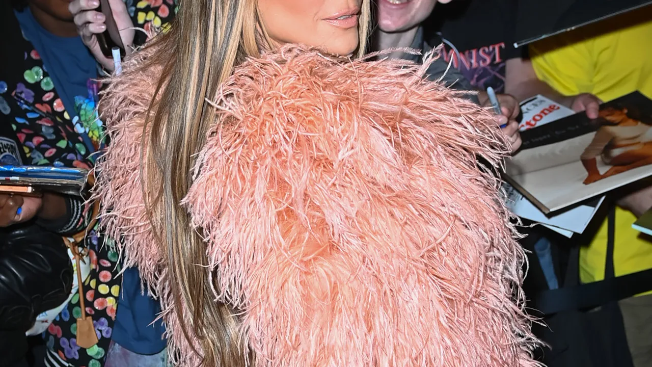 Sem sutiã, jennifer lopez mostra (sem querer) seios à chegada a evento