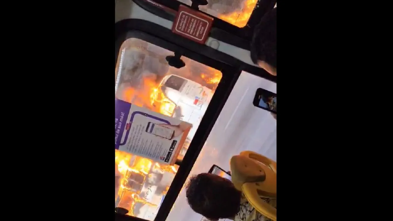 Autocarro incendeia-se e deixa coluna de fogo em estrada de são paulo