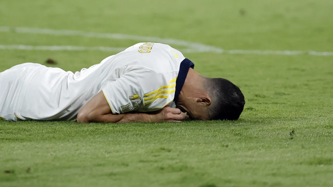 Cristiano ronaldo desperdiçou um penálti no al nassr e reagiu assim