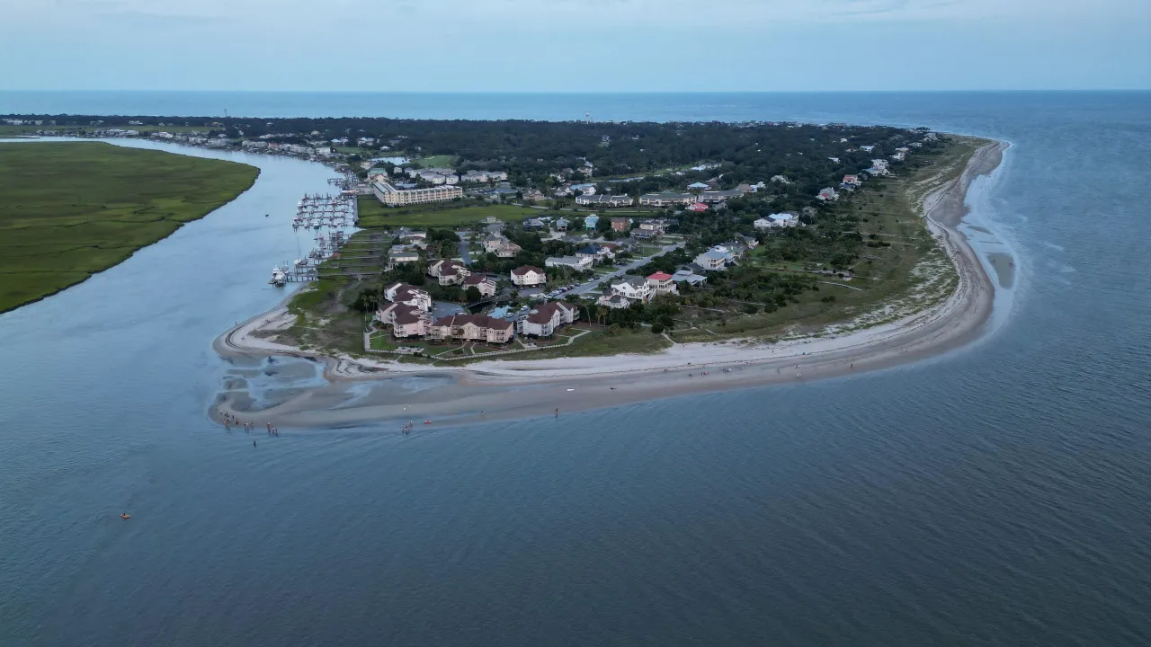 Turistas encontram restos mortais humanos com 200 anos em praia dos eua
