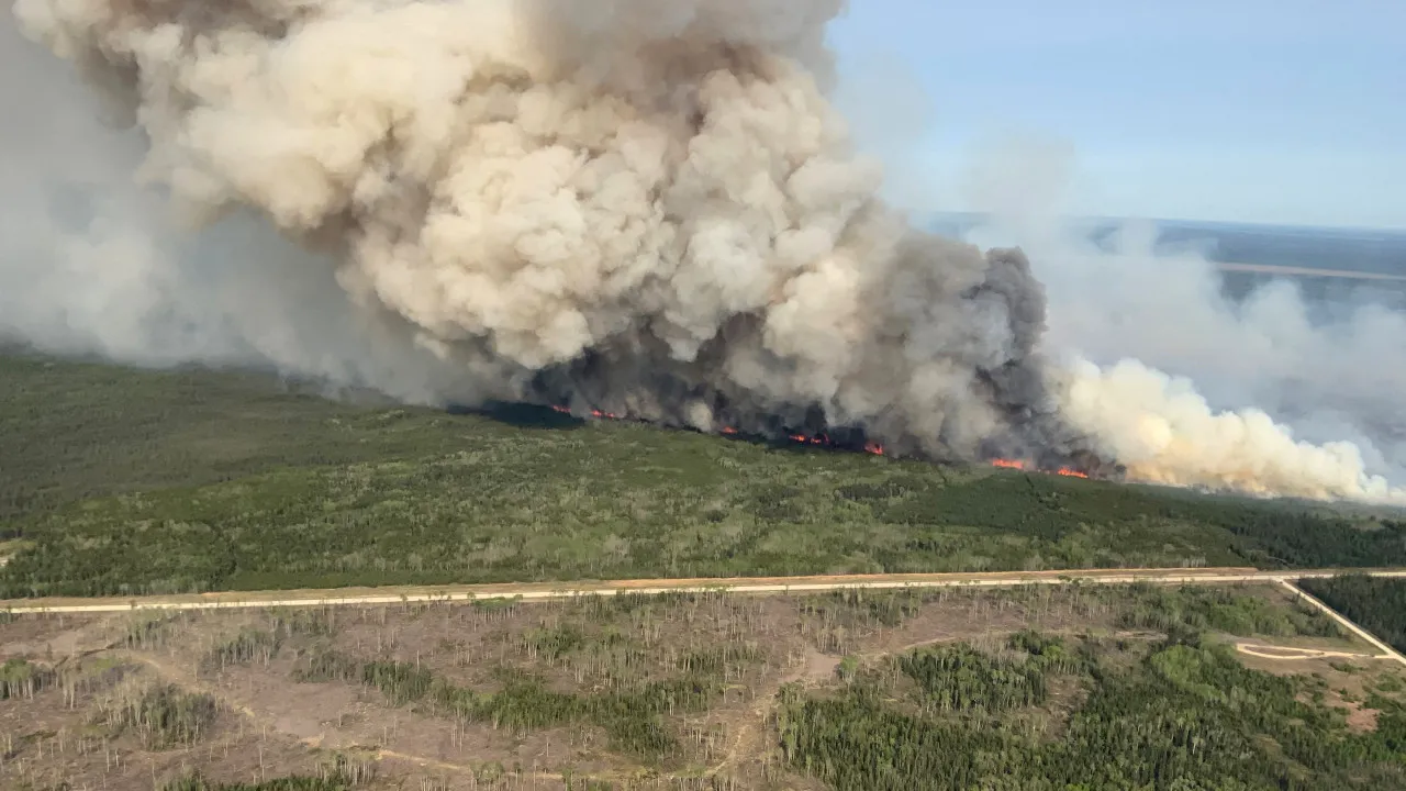 Incêndios florestais levam à deslocação de 17 mil pessoas no canadá