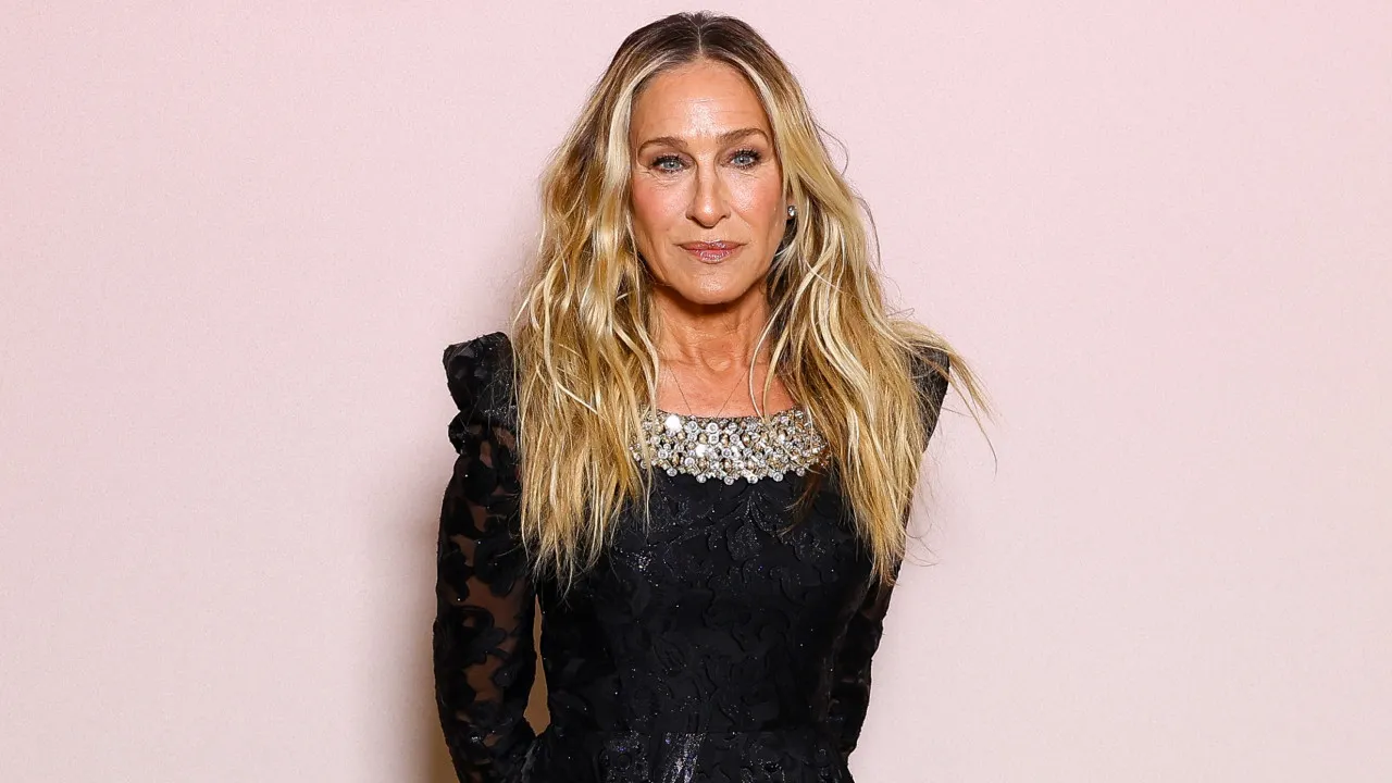 Após look branco... Sarah jessica parker deslumbra com vestido preto